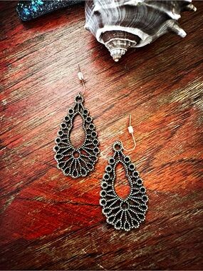 Antique gold scalloped drop earrings